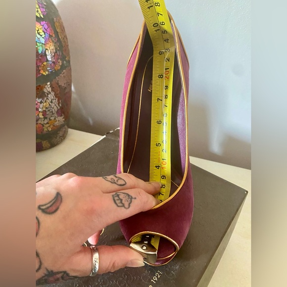 GUCCI BRAND NEW WITH BOX raspberry suede heels with gold piping size 38 - Picture 13 of 13